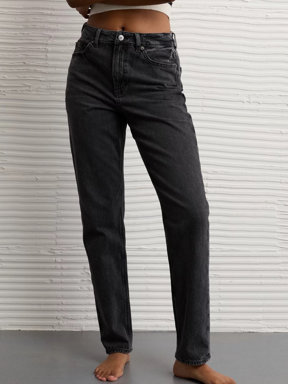 American Eagle Outfitters High-Rise Mom Jeans in Washed Charcoal